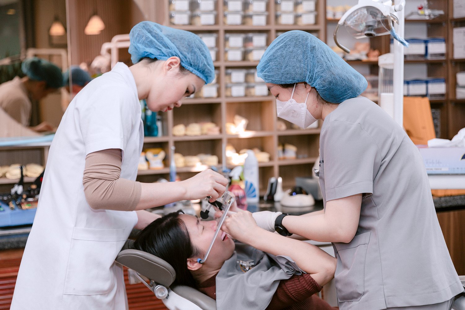 Bác sĩ Đặng Thị Huyền Thu điều trị chỉnh nha cho bệnh nhân tại Nha khoa Bác sĩ Trung Long Biên
