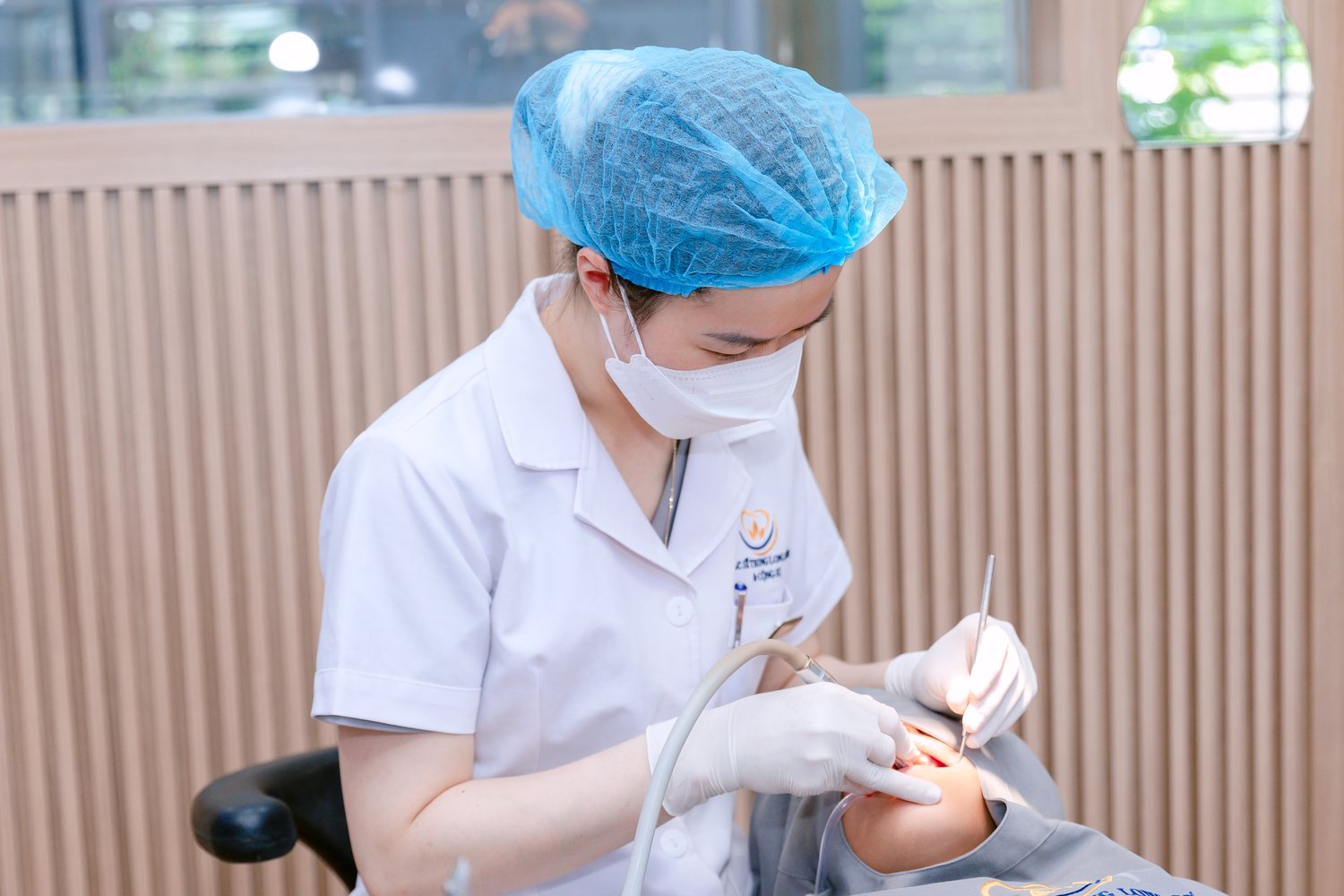 Bác sĩ Đặng Thị Huyền Thu thăm khám và điều trị cho bệnh nhân tại Long Biên