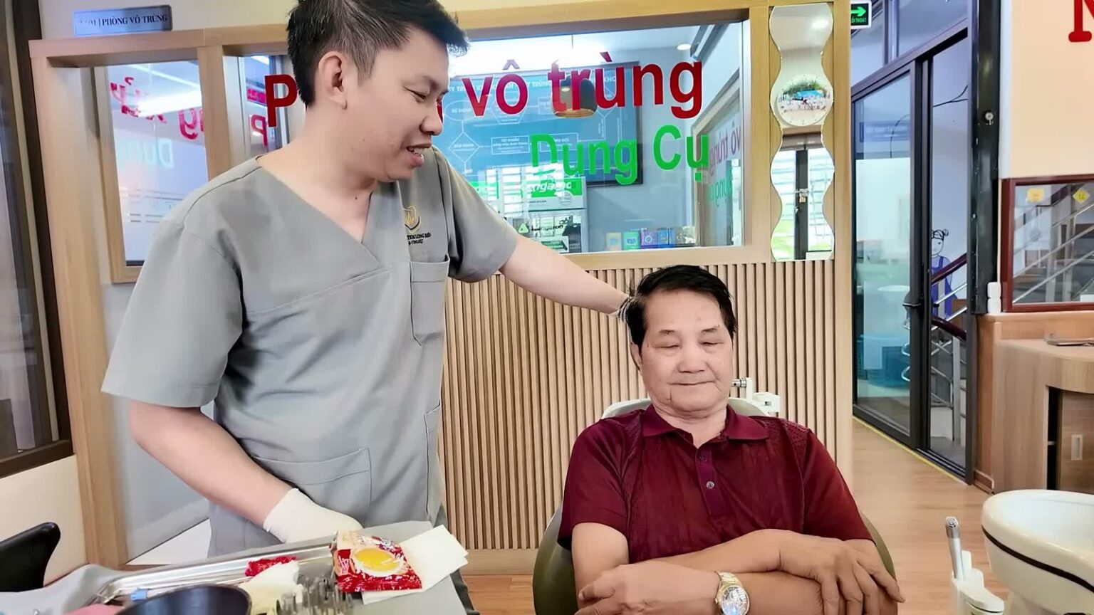 Bác sĩ Trung lắp hàm tháo lắp toàn bộ cho chú 80 tuổi tại Nha khoa Bác sĩ Trung Long Biên