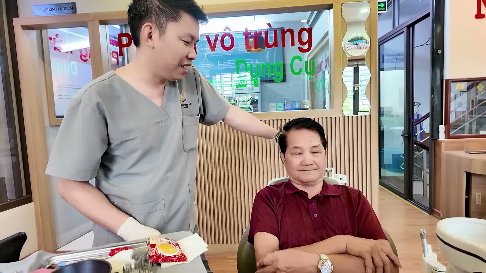 Bác sĩ Trung lắp hàm tháo lắp toàn bộ cho chú 80 tuổi tại Nha khoa Bác sĩ Trung Long Biên