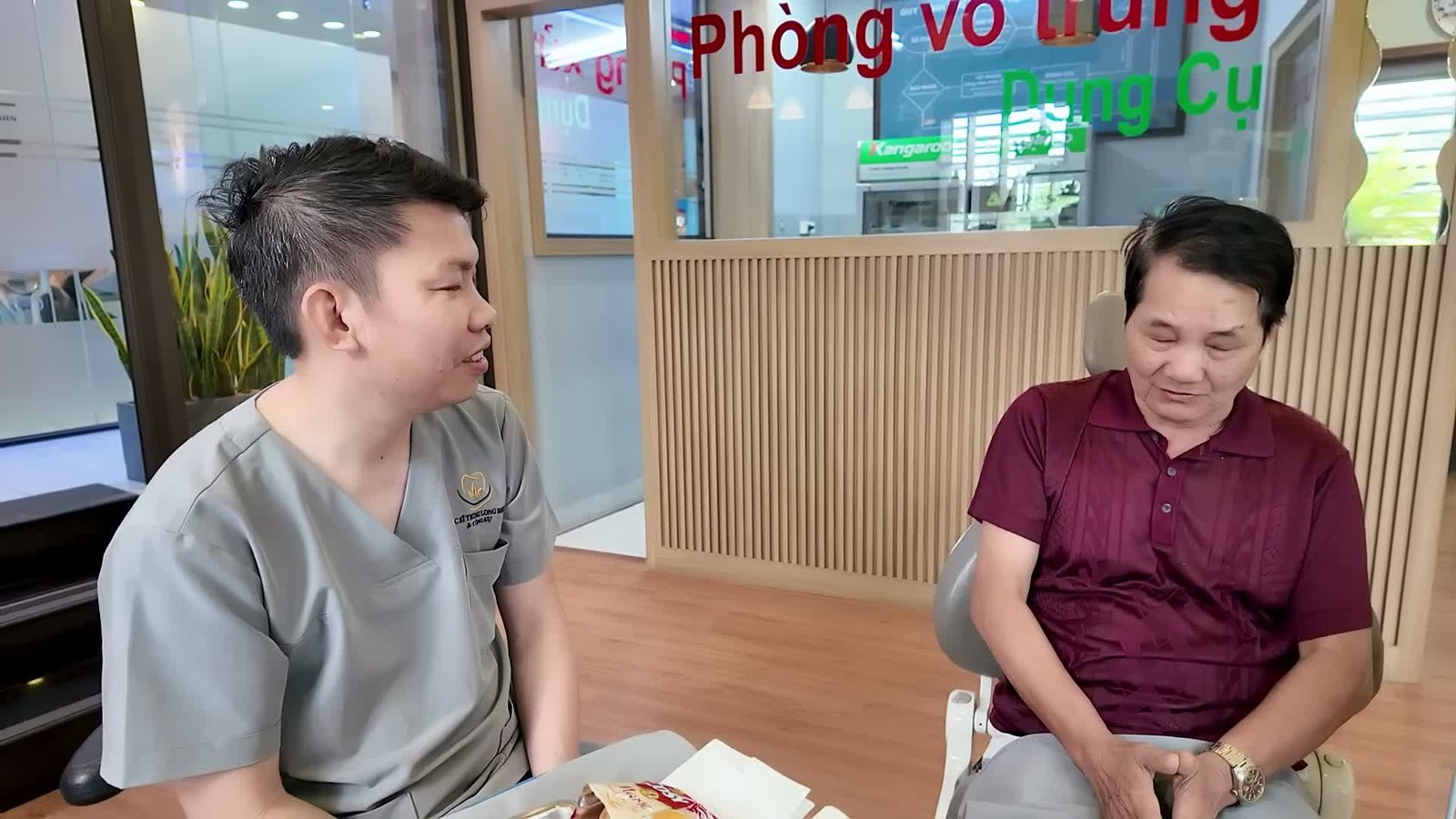 Khách hàng lớn tuổi chia sẻ cảm nhận sau khi lắp hàm tháo lắp tại Nha khoa Bác sĩ Trung Long Biên