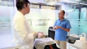 Hai vợ chồng vượt gần 100km đến làm hàm tháo lắp tại Nha khoa Bác sĩ Trung Long Biên
