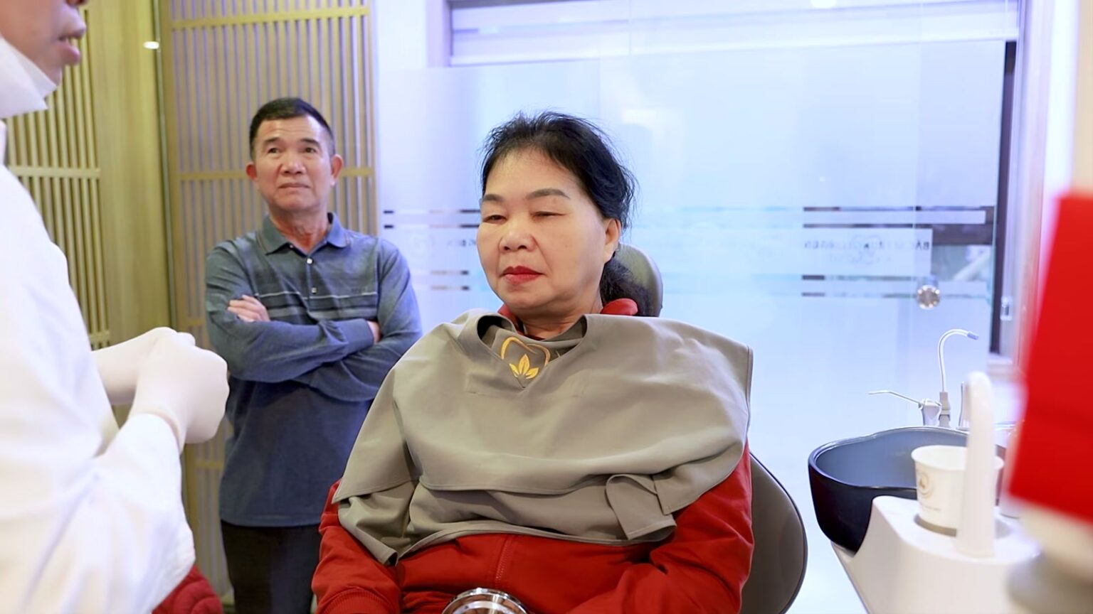 Hai vợ chồng từ Tuyên Quang vượt 230km về Long Biên làm hàm tháo lắp