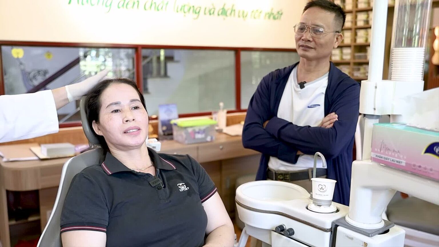 Hai vợ chồng từ Bắc Ninh sau buổi lắp hàm tháo lắp tại Nha khoa Bác sĩ Trung Long Biên