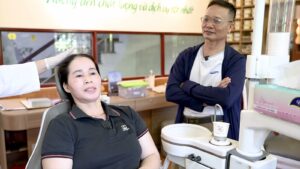 Hai vợ chồng từ Bắc Ninh sau buổi lắp hàm tháo lắp tại Nha khoa Bác sĩ Trung Long Biên