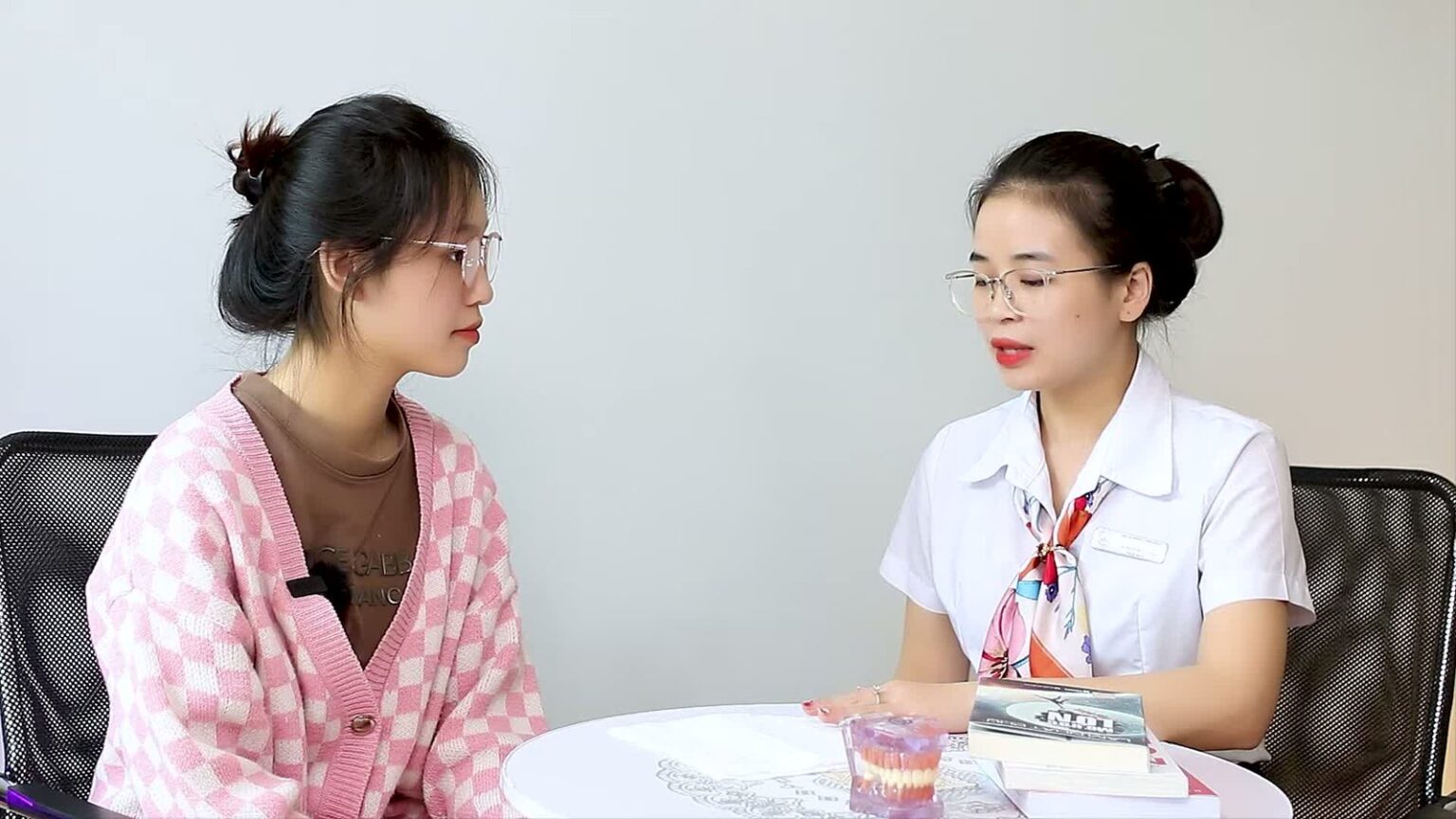 Bạn học sinh chia sẻ quá trình đeo máng nhai điều trị khớp thái dương hàm tại Nha khoa Bác sĩ Trung Long Biên