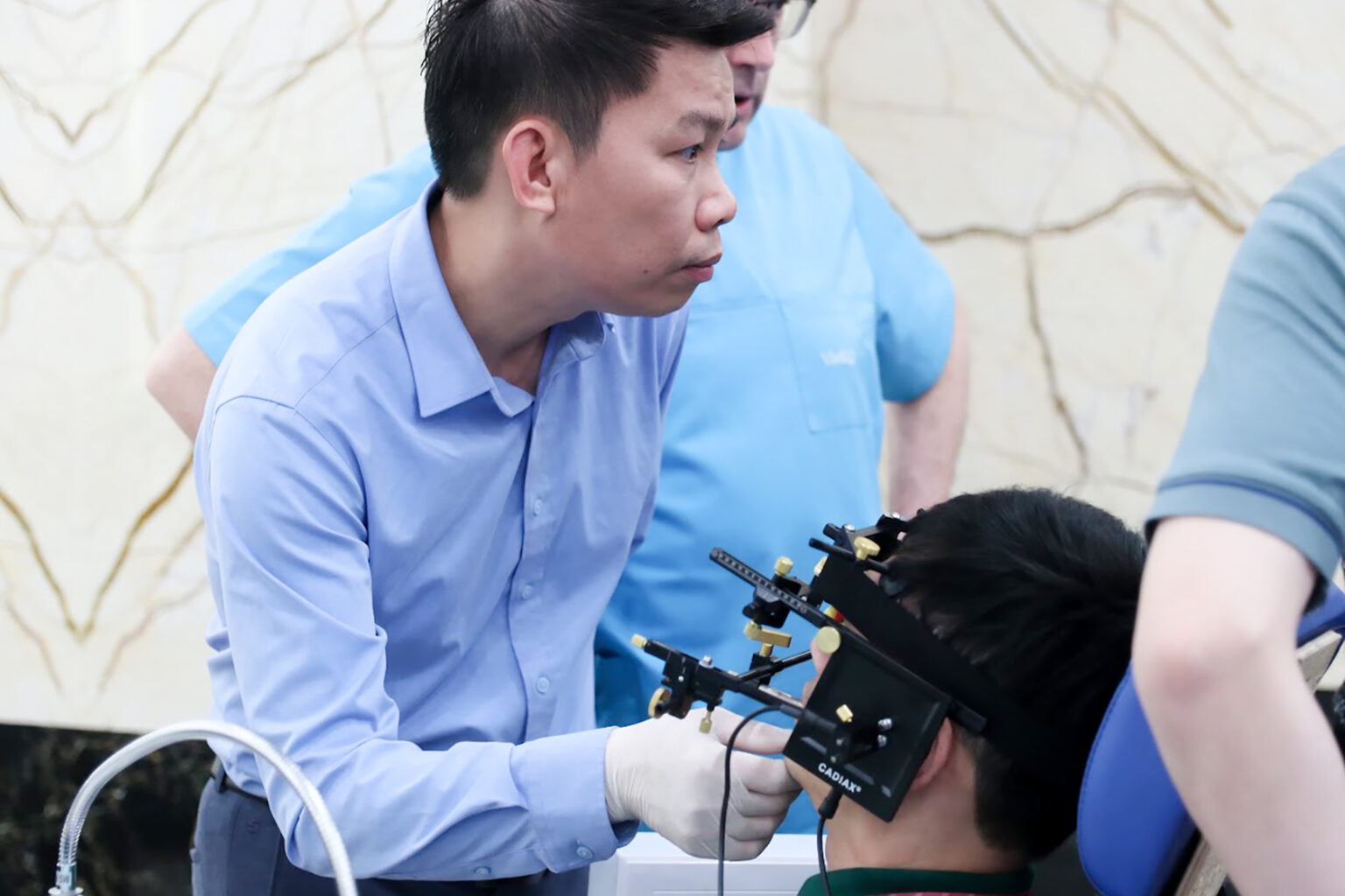 Bác sĩ Nguyễn Quang Trung đo lồi cầu đồ bằng máy CADIAX để chẩn đoán khớp thái dương hàm tại Nha khoa Bác sĩ Trung Long Biên
