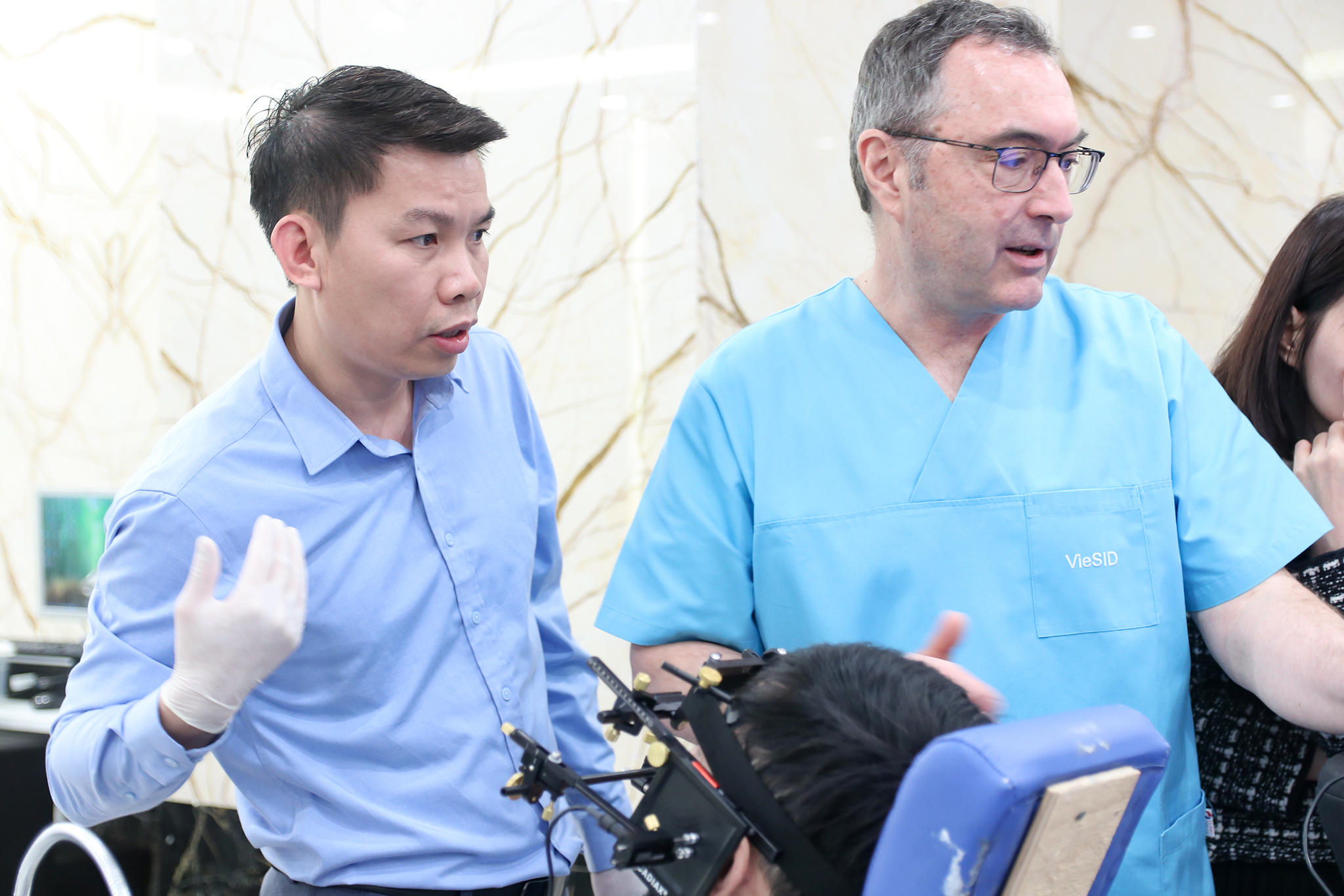 Bác sĩ Trung Long Biên đo lồi cầu đồ khớp thái dương hàm cùng chuyên gia VieSID