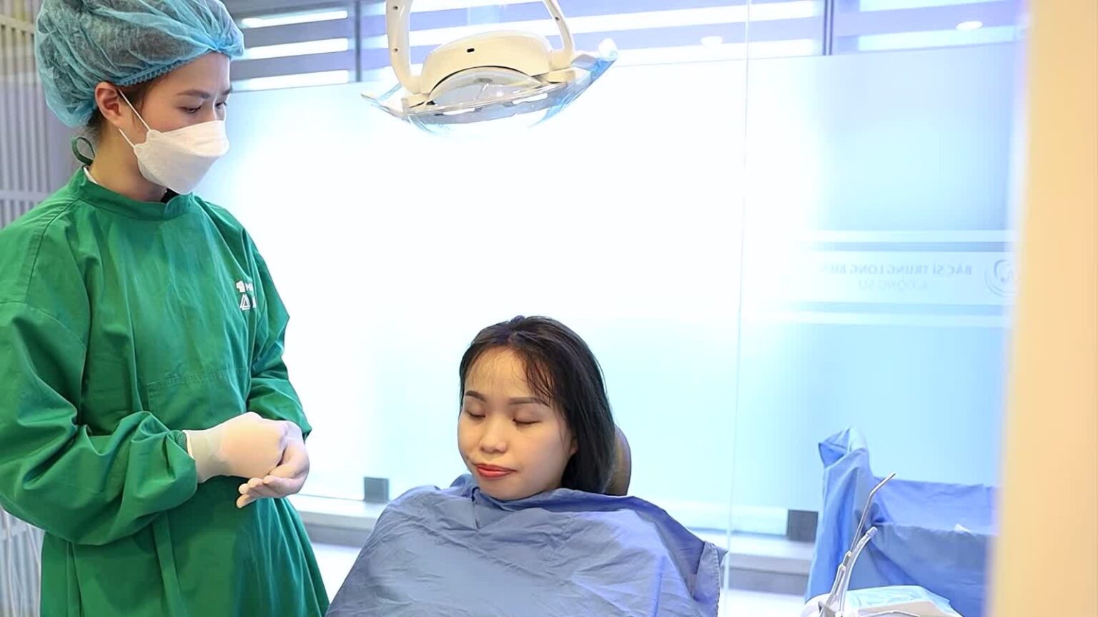 Khách hàng trao đổi cùng bác sĩ ngay sau khi nhổ một cặp răng khôn tại Nha khoa Bác sĩ Trung Long Biên