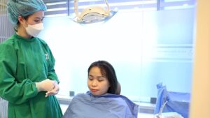 Khách hàng trao đổi cùng bác sĩ ngay sau khi nhổ một cặp răng khôn tại Nha khoa Bác sĩ Trung Long Biên
