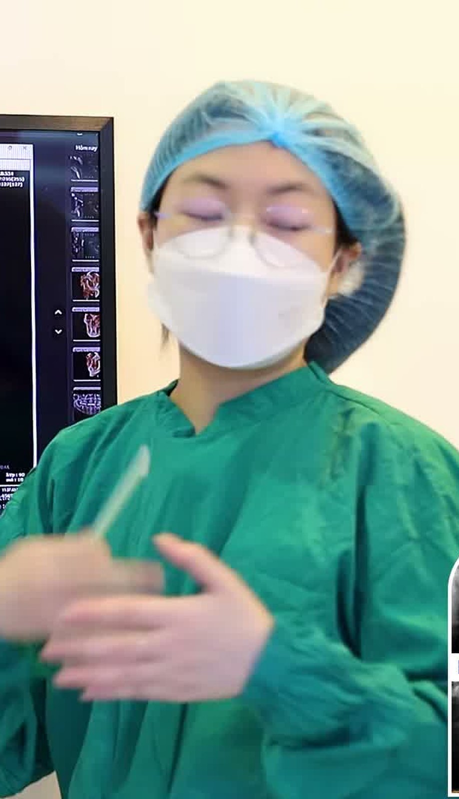 Bác sĩ phân tích phim toàn hàm trước khi nhổ răng khôn tại Nha khoa Bác sĩ Trung Long Biên