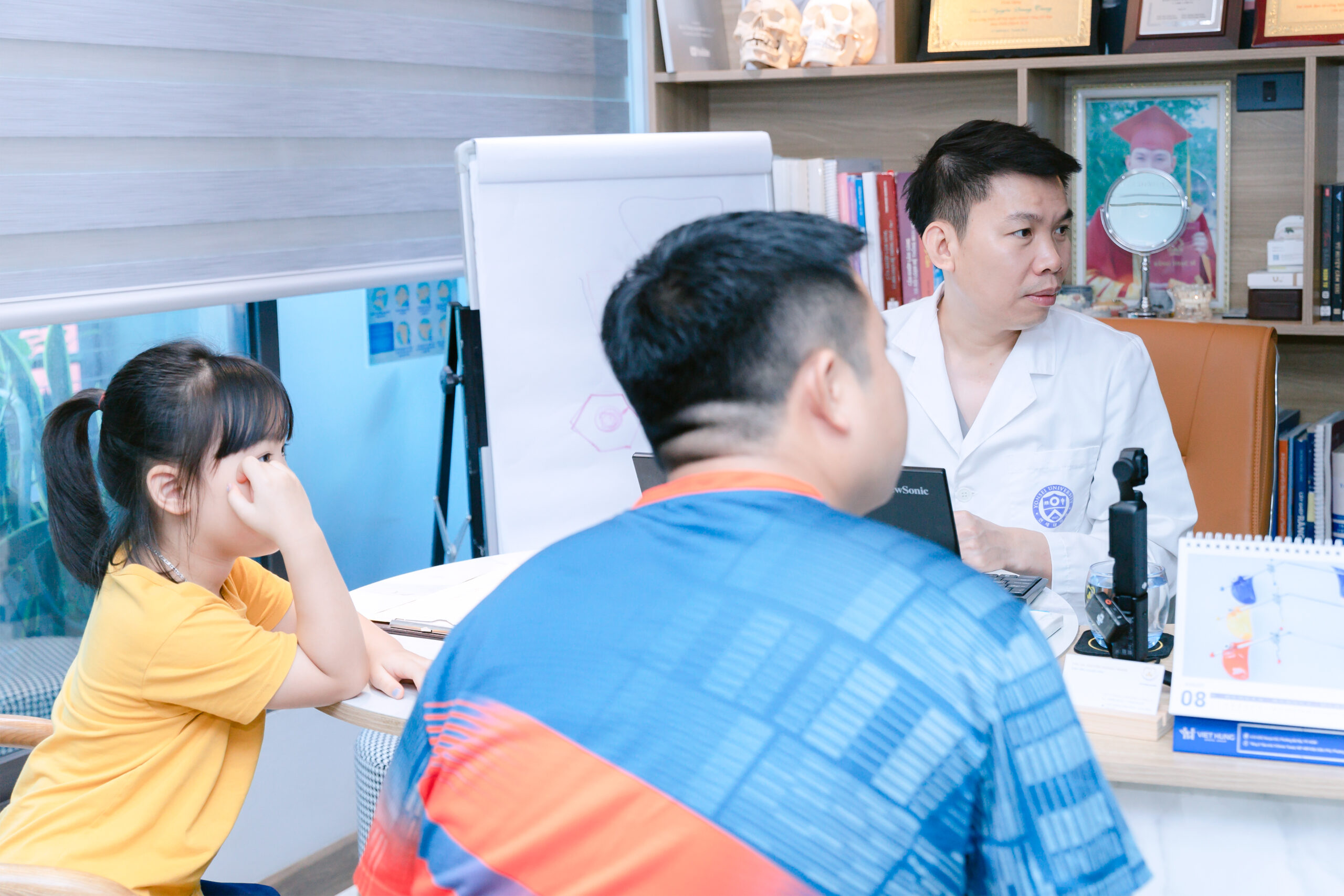 Bác sĩ Nguyễn Quang Trung tư vấn chỉnh nha trẻ em tại Nha khoa Long Biên