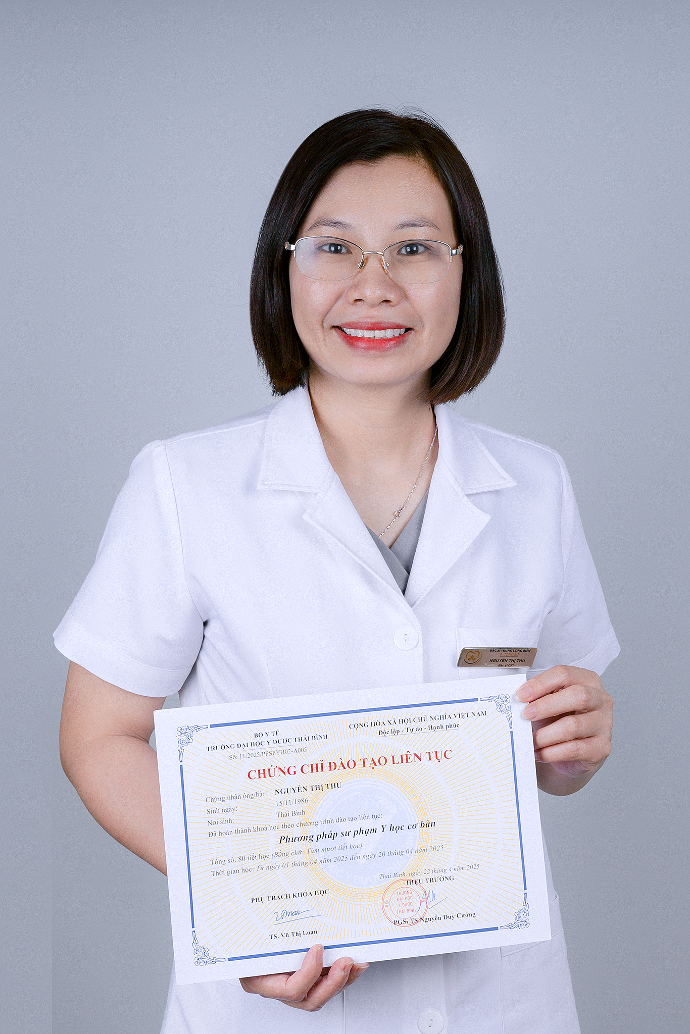 Bác sĩ Nguyễn Thị Thu nhận chứng chỉ đào tạo liên tục của Trường Đại học Y Dược Thái Bình năm 2025