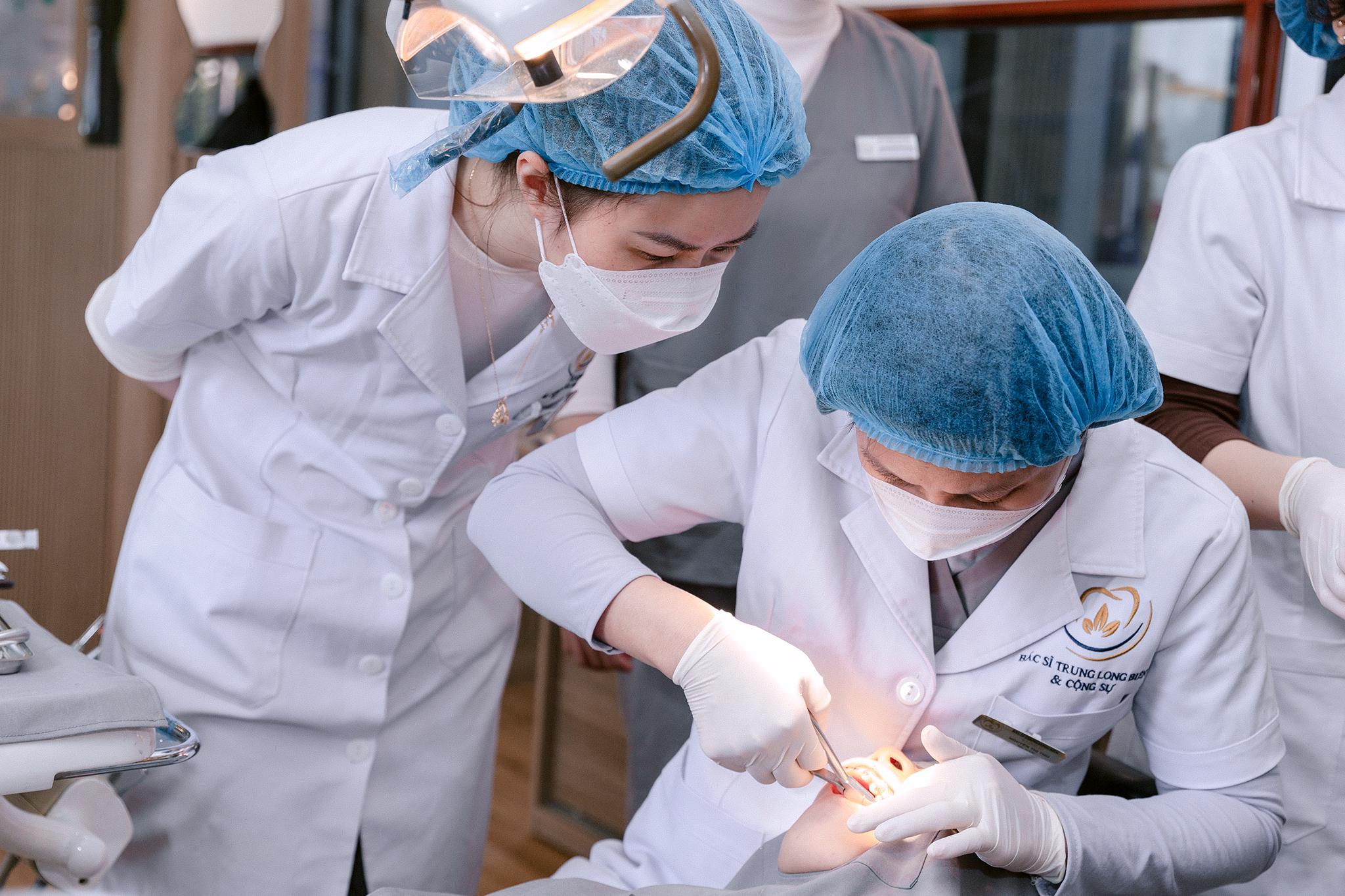 Bác sĩ Chuyên khoa 1 Nguyễn Thị Thu cùng phụ tá điều trị chỉnh nha tại Nha khoa Phố Sủi, Gia Lâm