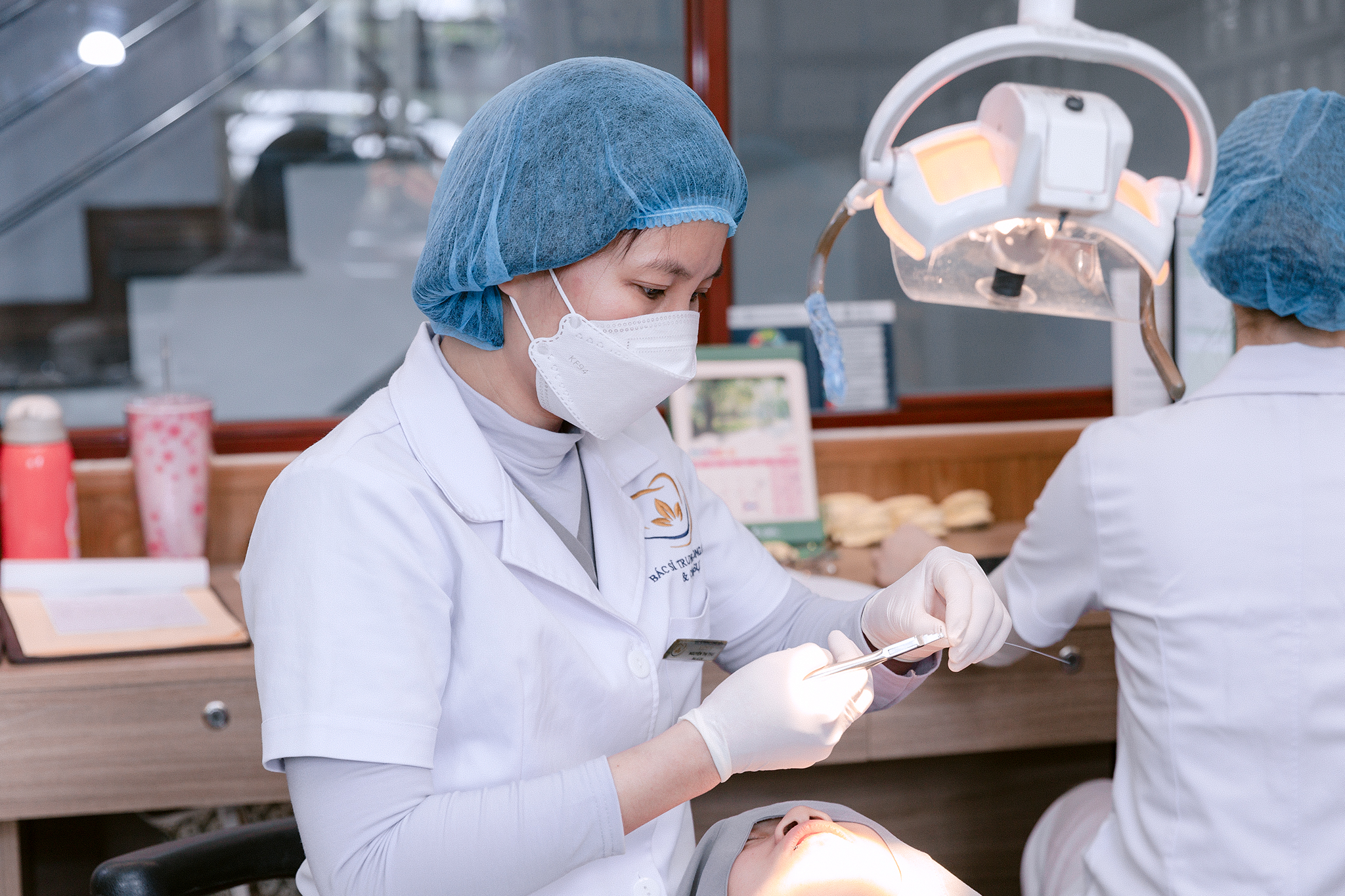 Bác sĩ Chuyên khoa 1 Nguyễn Thị Thu khám răng cho khách tại Nha khoa Phố Sủi, Gia Lâm