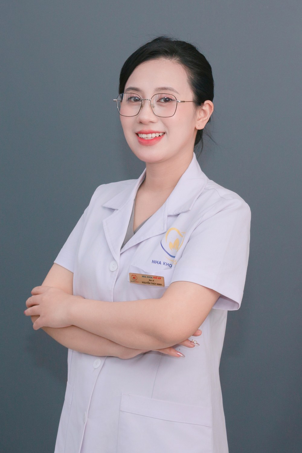 Bác sĩ Nguyễn Thị Thùy Ninh trong trang phục blouse tại Nha khoa Phố Sủi, Gia Lâm, Hà Nội
