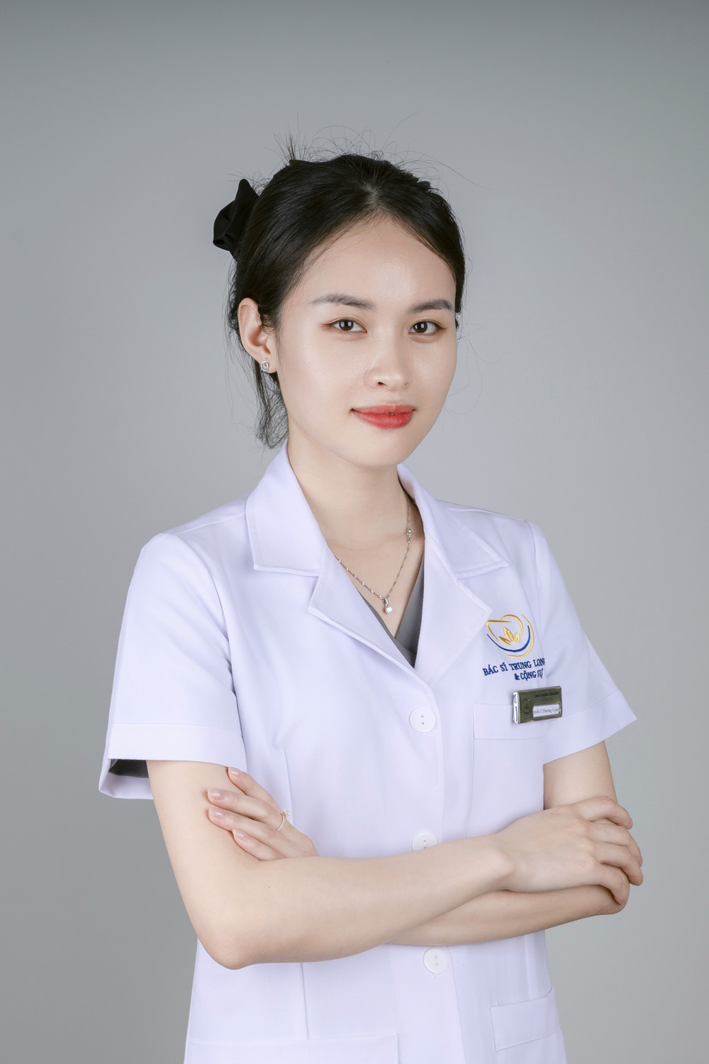 Bác sĩ Nguyễn Thị Phương Uyên trong trang phục blouse tại Nha khoa Bác sĩ Trung Long Biên