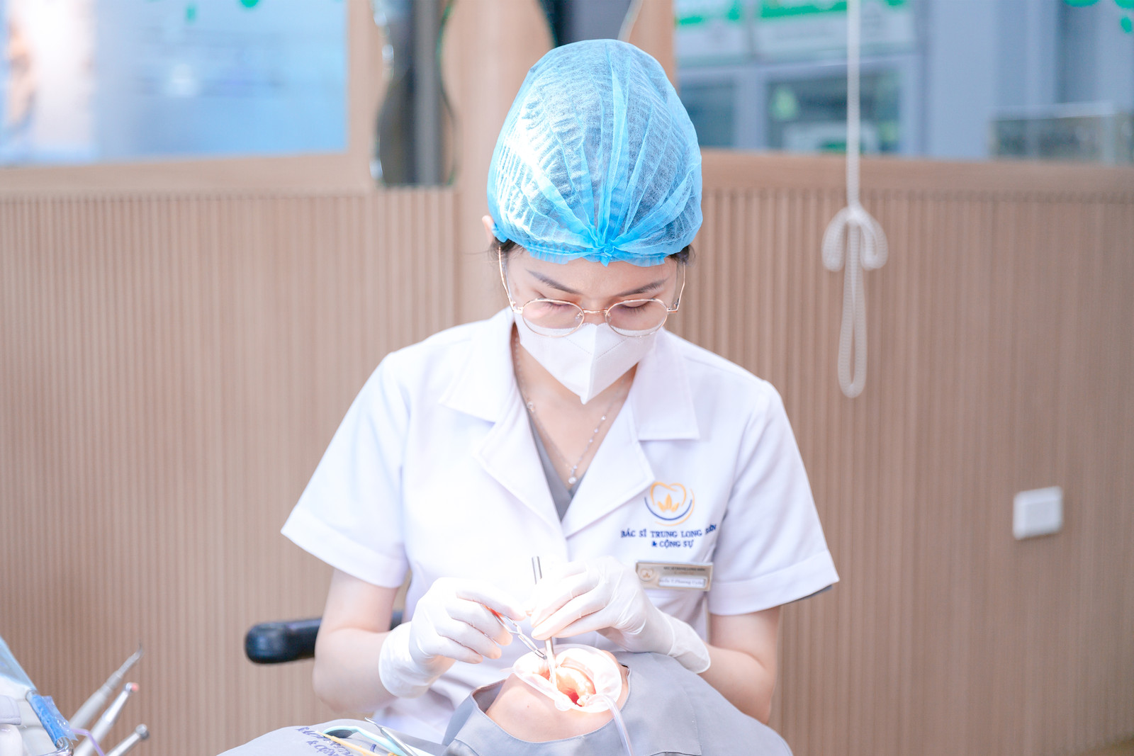 Bác sĩ Nguyễn Thị Phương Uyên đang điều trị cho người bệnh tại Nha khoa Bác sĩ Trung Long Biên, Long Biên, Hà Nội
