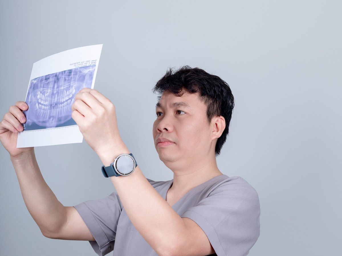 Bác sĩ đọc phim X-quang để đánh giá thế răng khôn tại Nha khoa Bác sĩ Trung Long Biên