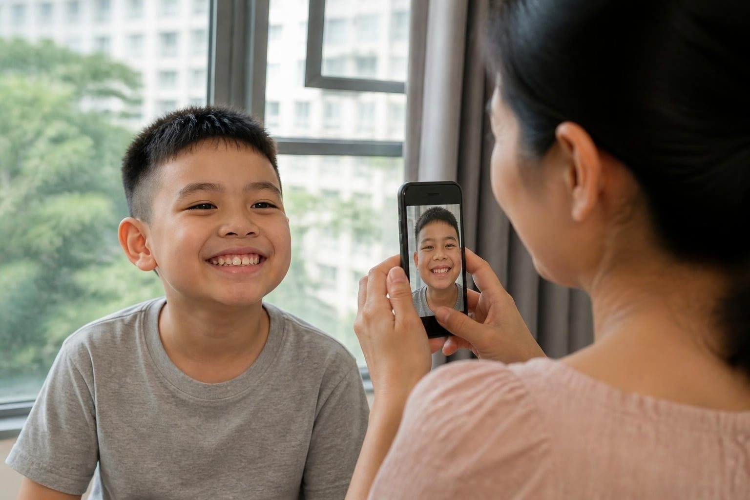 Mẹ dùng điện thoại chụp ảnh nụ cười của con để gửi bác sĩ xem trước - Nha khoa Bác sĩ Trung Long Biên