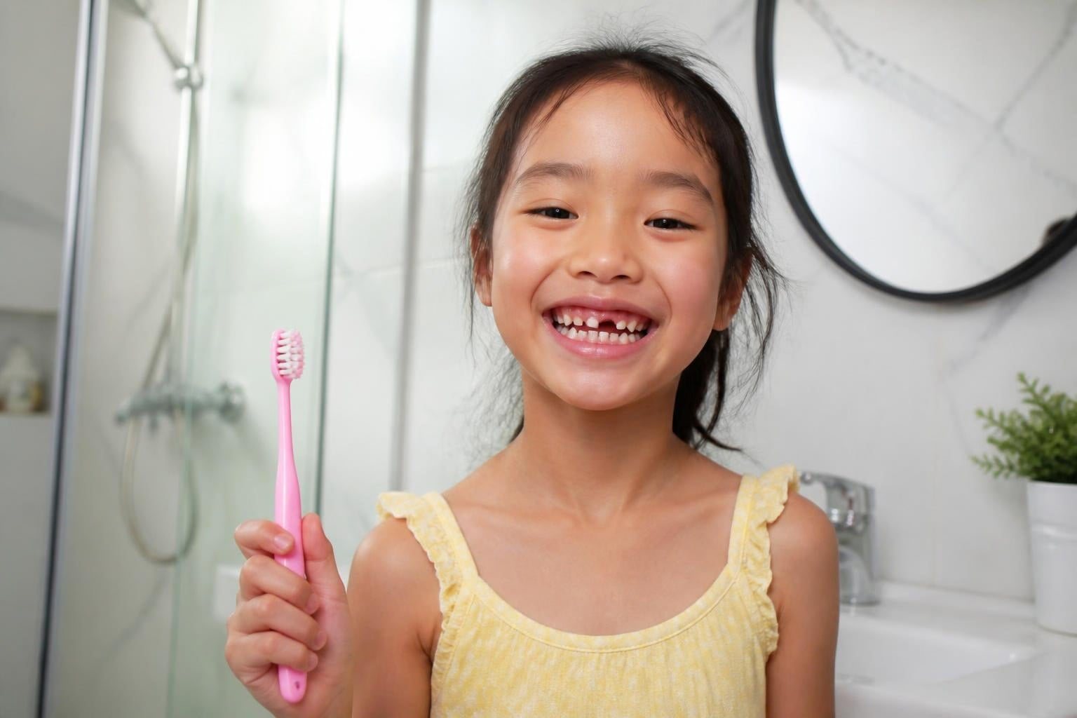 Bé gái 7 tuổi đang thay răng cửa, cầm bàn chải đánh răng - Nha khoa Bác sĩ Trung Long Biên