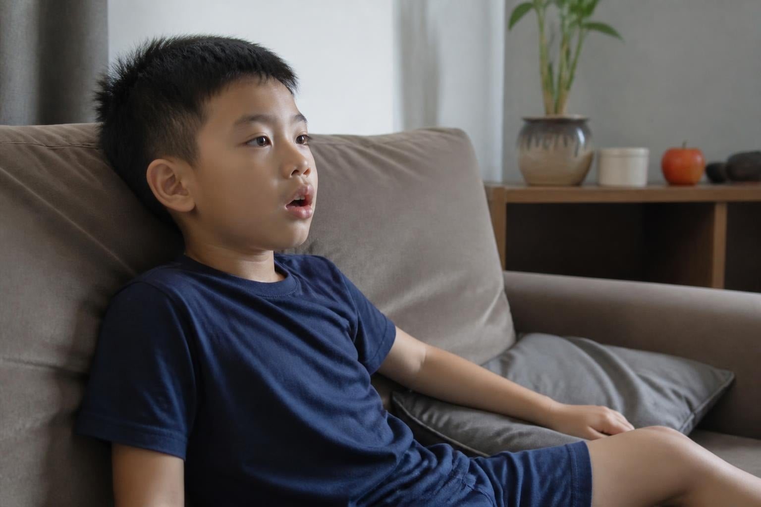 Bé trai ngồi xem tivi, môi hé mở, thở bằng miệng ban ngày - Nha khoa Bác sĩ Trung Long Biên