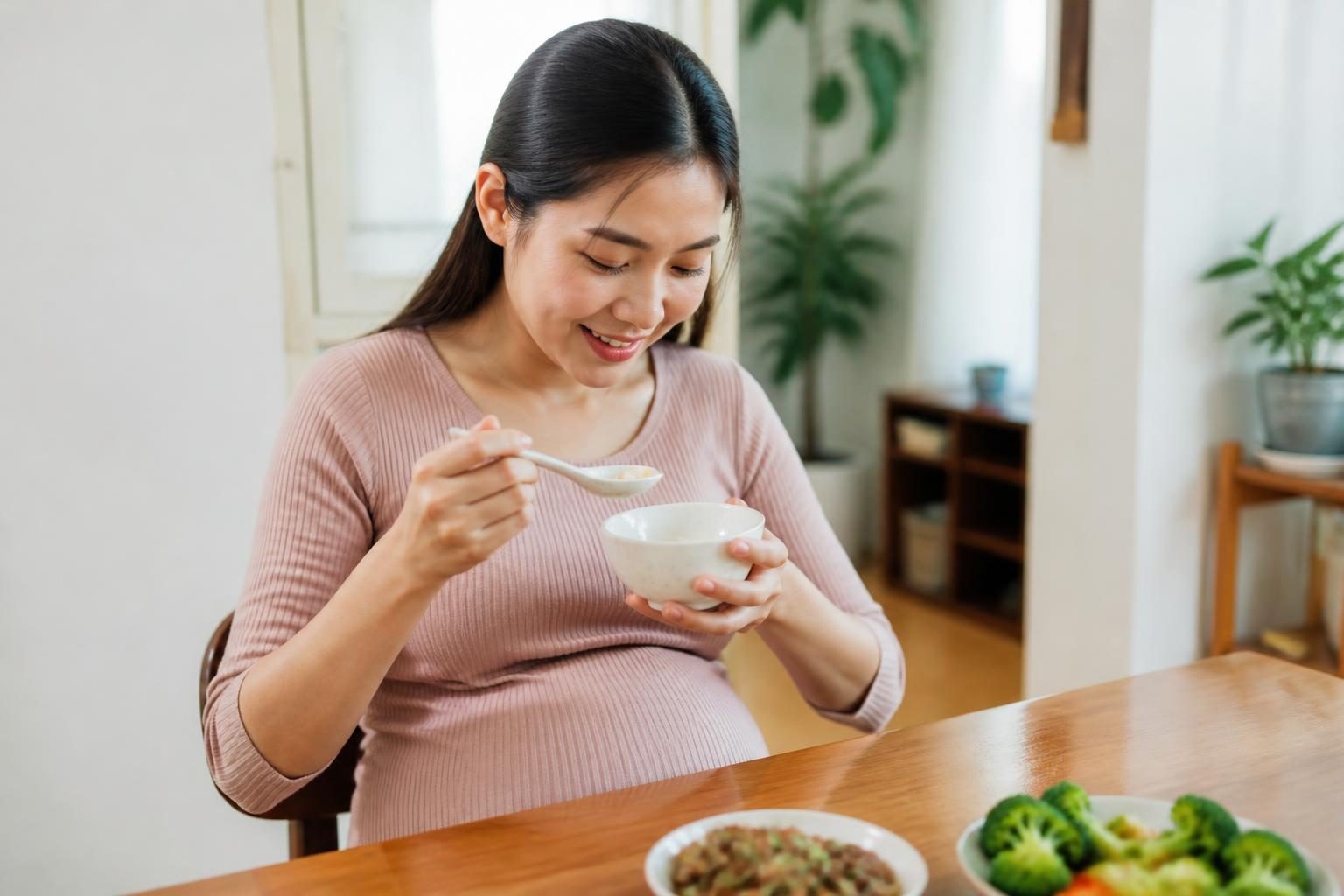 Mẹ bầu ăn cháo mềm tại nhà, đồ ăn mềm phù hợp khi đang niềng răng mà mang bầu - ảnh minh hoạ