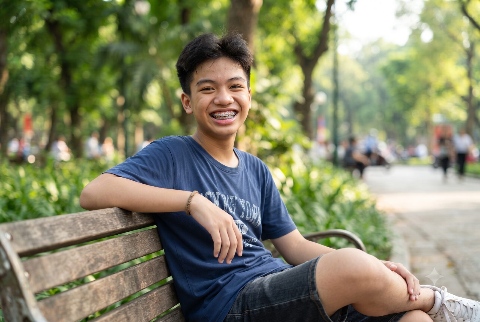 Nam sinh cười tươi với hàm răng niềng mắc cài kim loại - ảnh minh hoạ chỉnh nha mắc cài kim loại