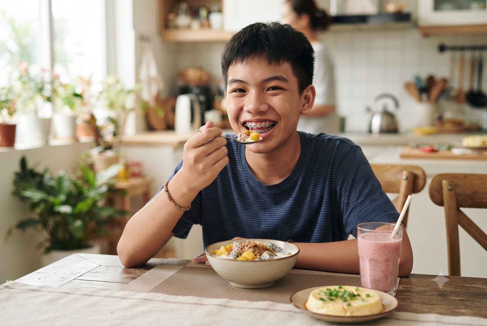 Nam sinh niềng răng mắc cài vui vẻ ăn sữa chua và đồ mềm - ảnh minh hoạ ăn đồ mềm khi niềng răng
