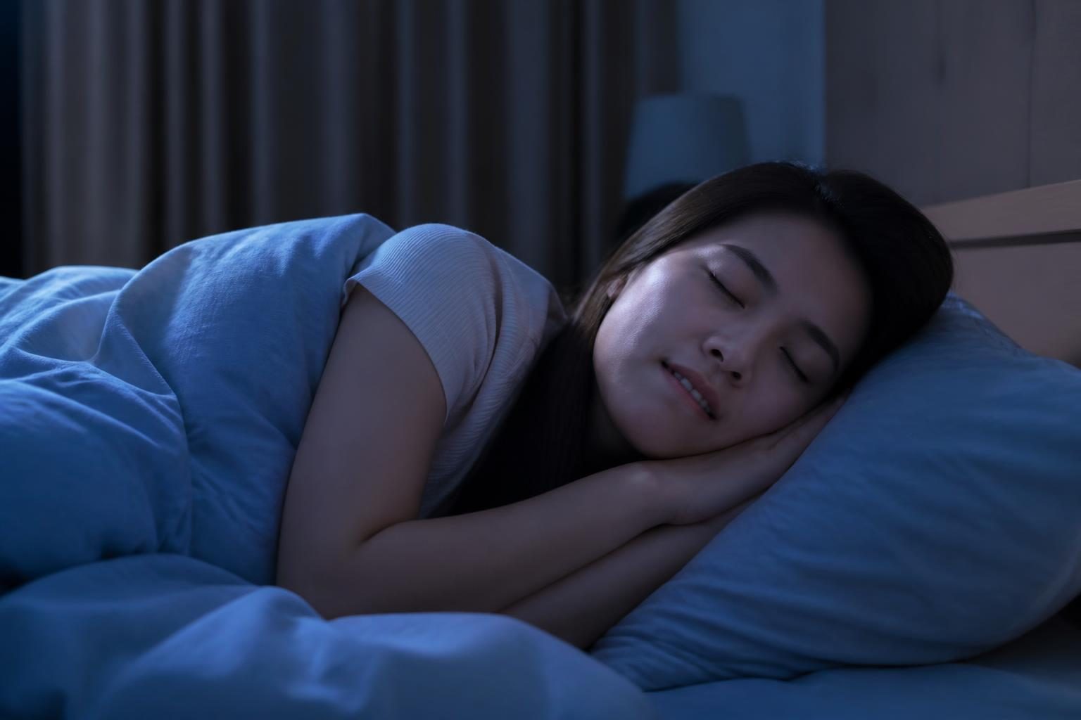 Người phụ nữ ngủ say, thói quen nghiến răng khi ngủ là một nhóm nguyên nhân của bệnh lý khớp thái dương hàm - ảnh minh hoạ