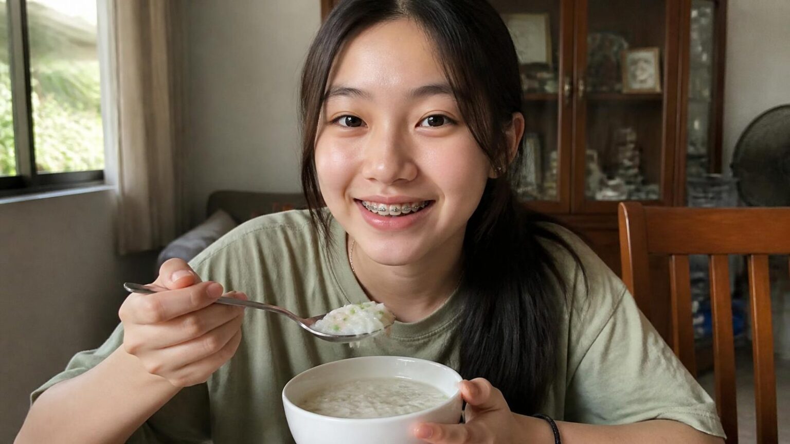 Bạn nhỏ đeo mắc cài ăn cháo mềm trong bữa cơm gia đình, niềng răng ăn gì kiêng gì - ảnh minh hoạ Nha khoa Bác sĩ Trung Long Biên