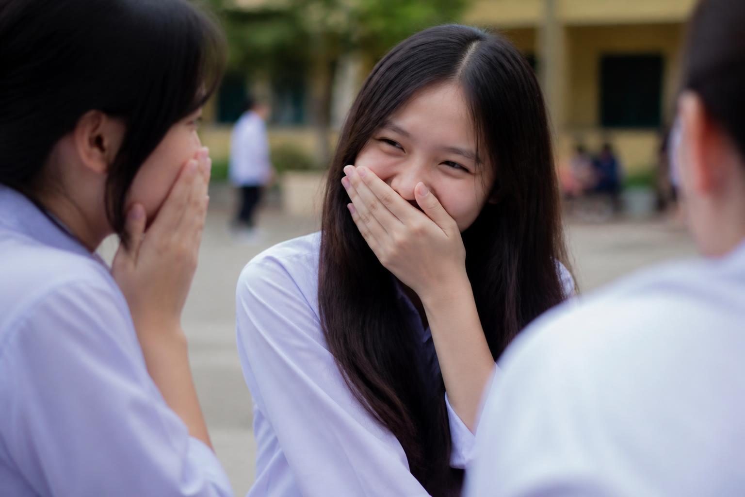 Nữ sinh lấy tay che miệng khi cười, răng hô ảnh hưởng sự tự tin - ảnh minh hoạ