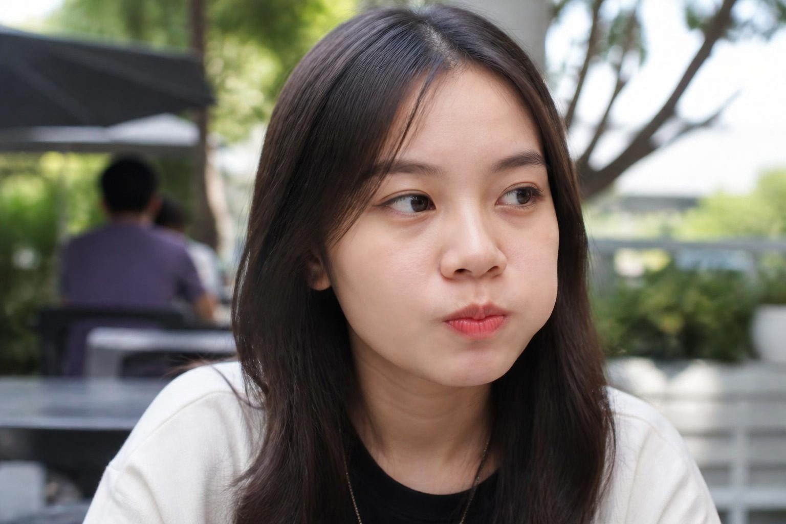 Cô gái nhai kẹo cao su lệch một bên má - ảnh minh hoạ thói quen nhai một bên gây đau khớp thái dương hàm