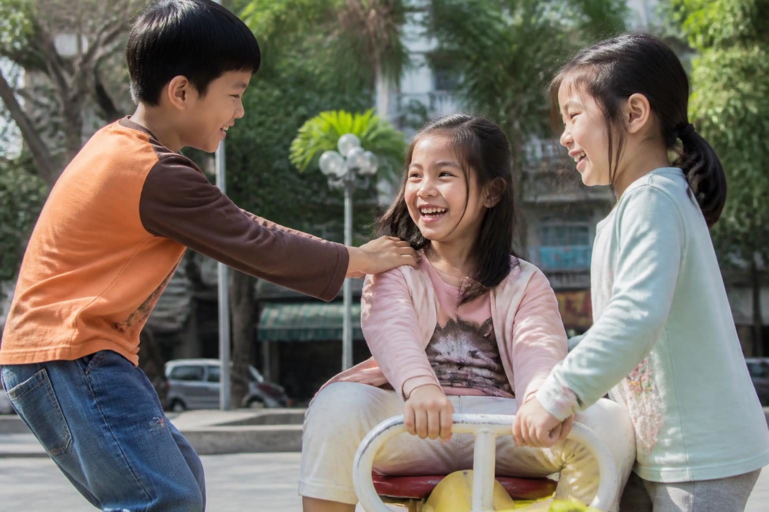 Nhóm trẻ 6 đến 9 tuổi vui chơi ở sân chơi, lứa tuổi thay răng có thể cần hàm giữ khoảng - ảnh minh hoạ